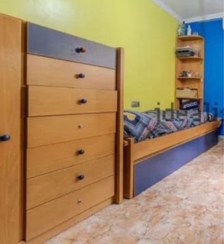 Habitación con cama nido y cómoda son dos cama