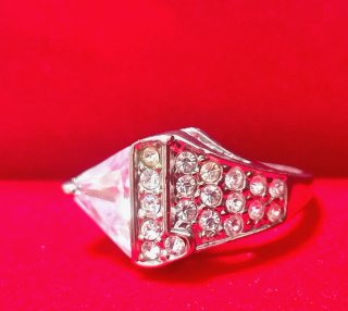 Anillo Plateado con Piedras Brillantes