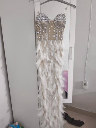 Vestido de fiesta con pedrería y plumas