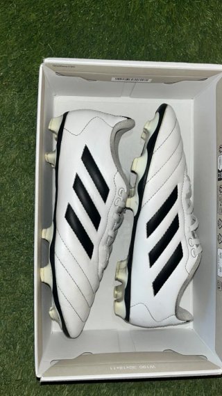 Zapatillas de fútbol Adidas blancas y negras