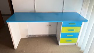 Scrivania con cassettiera blu e verde