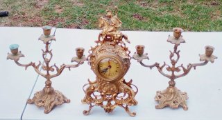 Conjunto de Reloj y Candelabros de Bronce