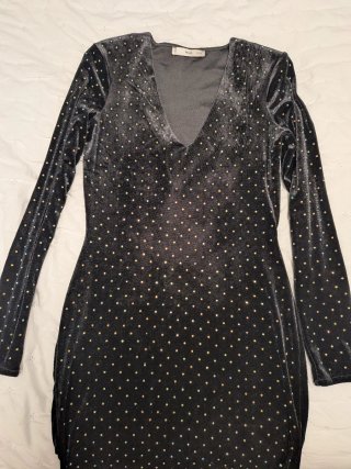 Vestido de terciopelo negro con brillos Mango