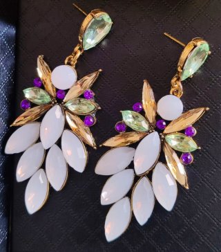 Pendientes con pedrería multicolor