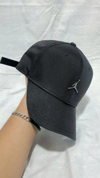 Gorra Jordan Negra con Chapa