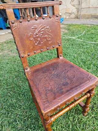 Silla castellana de madera y cuero