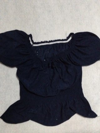 Camiseta negra mujer con detalle calado