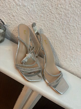 Sandalias Plateadas con Brillantes