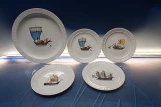5 platos, vajilla Pontesa, con motivos de barcos o maritimos