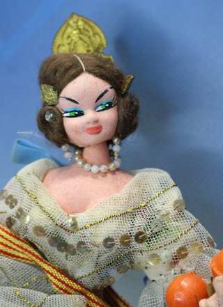 13. Antigua muñeca Layna Fallera, traje regional de Valencia. Años 60.