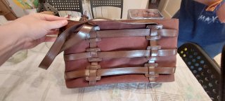 Bolso Marrón con Detalles de Tiras