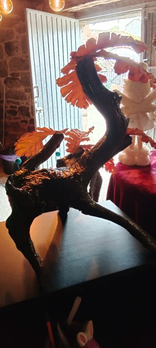 Palo decorativo con hojas