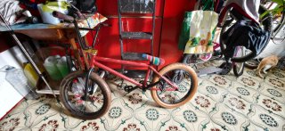 Bicicleta BMX Roja y Negra