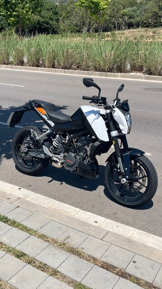KTM Duke 125 Blanca y Negra en buen estado.