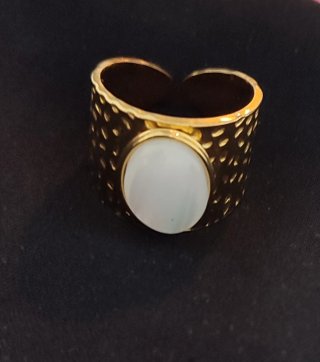 Anillo Dorado con Piedra Blanca