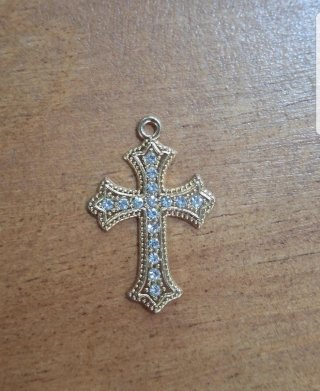 Colgante de Cruz Dorada con Piedras