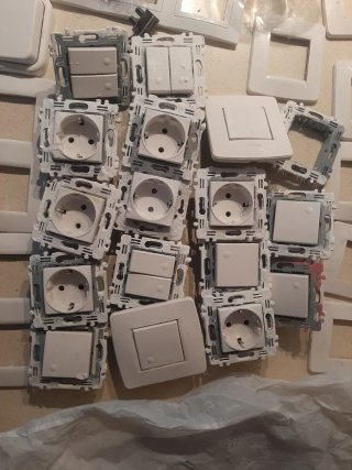 Lote de enchufes e interruptores blancos