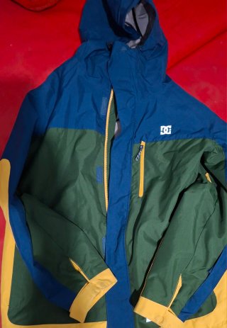 Chaqueta DC azul y verde