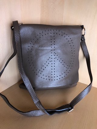 Bolso de piel con símbolo de paz