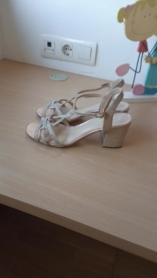 Sandalias de tacón doradas