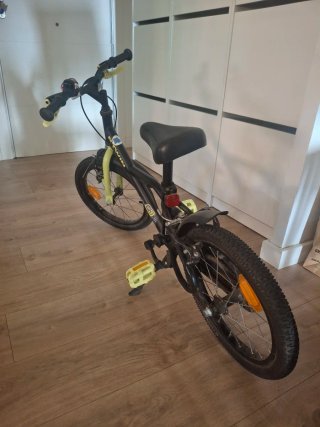 Bicicleta infantil Btwin negra y amarilla