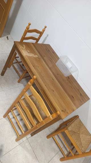 Mesa de cocina de madera con 3 sillas