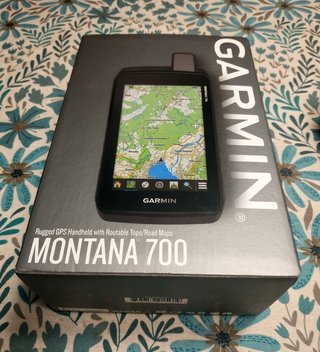 Caja Garmin Montana 700, manual y cable datos USB