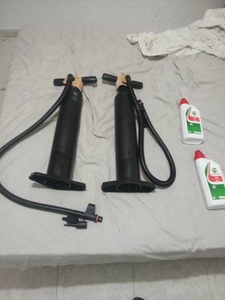 2 Bombas de aire manuales y 2 botes de aceite
