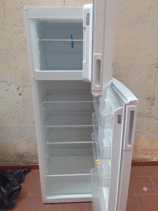 Nevera de dos puertas blanca