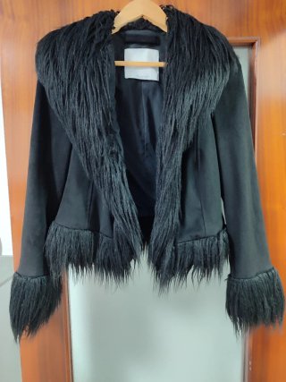 Chaqueta de antelina y pelo sintético negra