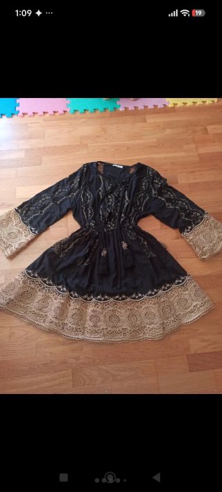 Vestido negro con detalles de encaje