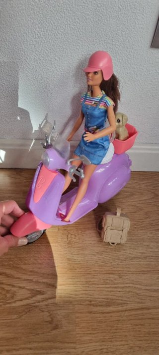 Moto y Muñeca Barbie con Accesorios