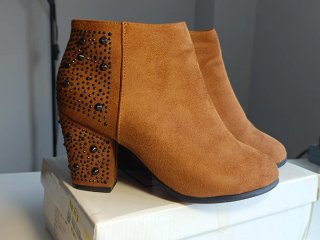 Botines Camel Boho con Tachuelas Talla 39