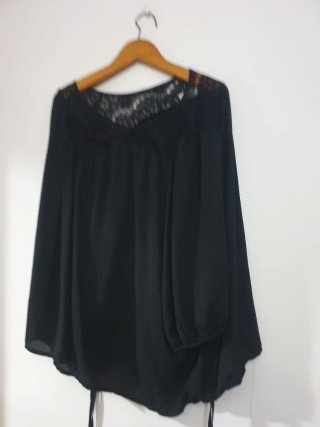 Camiseta negra con detalles de encaje