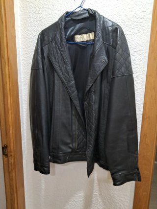 Cazadora de Piel Negra