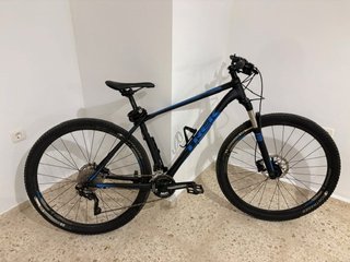 Bicicleta Trek Montaña Negra y Azul