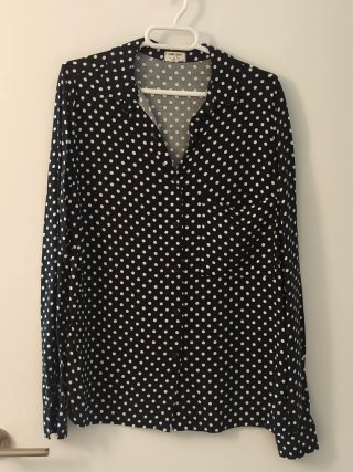 Blusa negra con lunares blancos