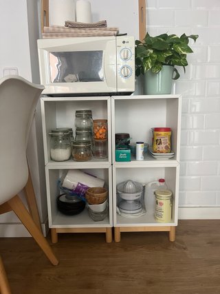Mueble Eket Ikea Blanco con patas de madera.