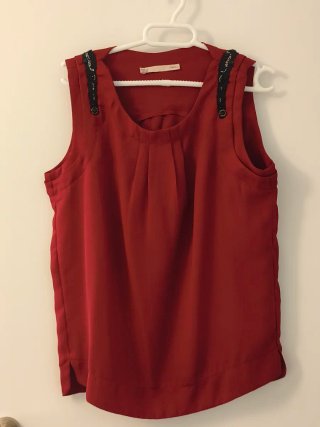 Blusa roja sin mangas
