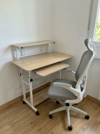 Escritorio con Silla Ergonómica