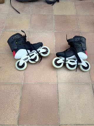 Patines en línea negros y blancos