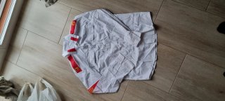 Camisa Blanca con Detalles en Rojo