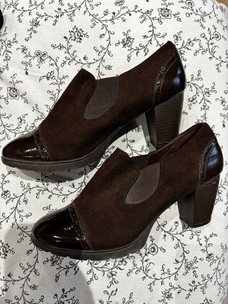 Zapatos de tacón marrones