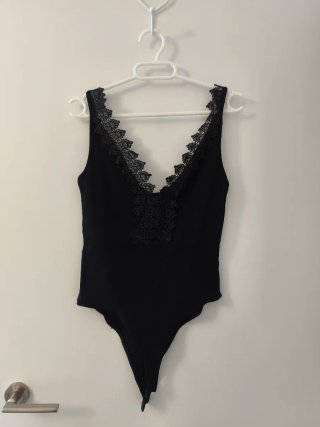 Body negro con detalles de encaje