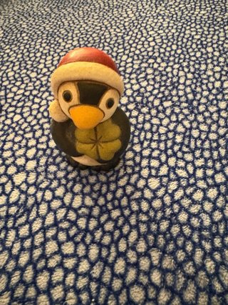 Pinguino THUN con cappello natalizio