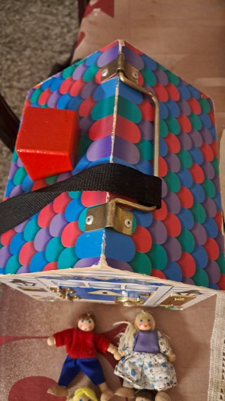 Casita de juguete portátil con figuras llaves muñe