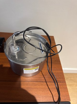 Fuente de agua para gatos de acero