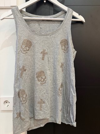 Camiseta de tirantes gris con calaveras