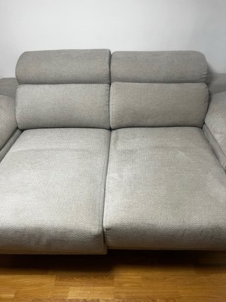 Sofá de dos plazas gris