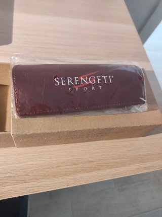 Caja, funda y trapo de limpieza para gafas de sol.